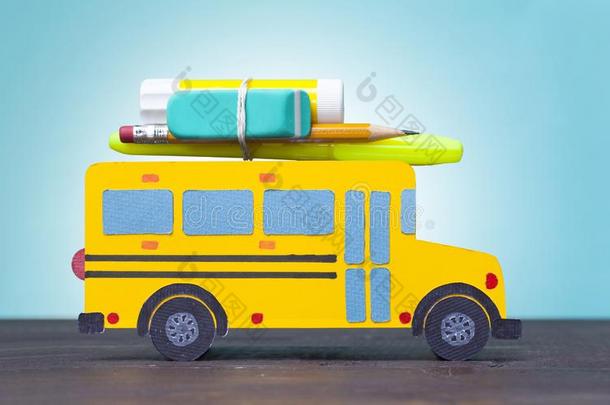 背向学校观念和黄色的学校公共汽车