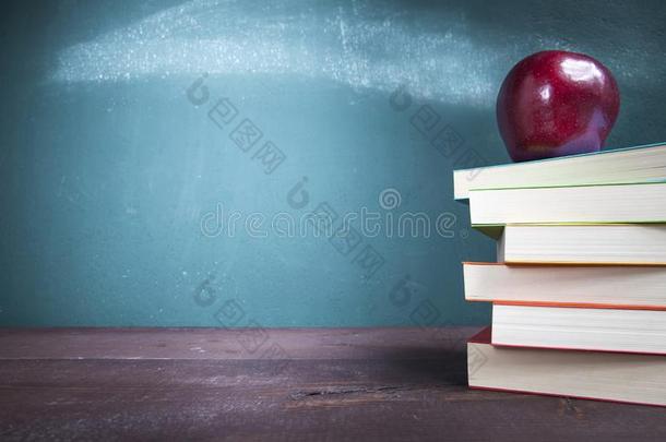 教科书向学校书桌和黑板