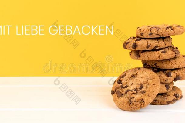 甜饼干和黄色的背景和复制品空间和德国的文本大音阶的第三音