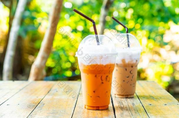 冰冷的ThaiAirwaysInternational泰航国际奶茶水和冰冷的咖啡豆拿铁咖啡杯子