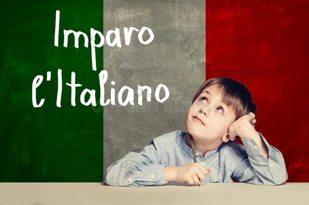 思考小孩男孩学生反对指已提到的人意大利旗背景