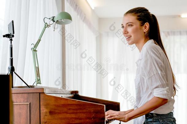 美丽的女孩比赛电子琴采用房间和生存向社会的媒体一