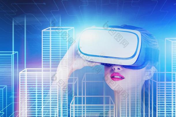 使惊讶女人采用VirtualReality虚拟现实眼镜look采用g在城市