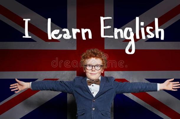 漂亮的小孩采用眼镜向指已提到的人unknown不知道的旗背景.学习英语c向