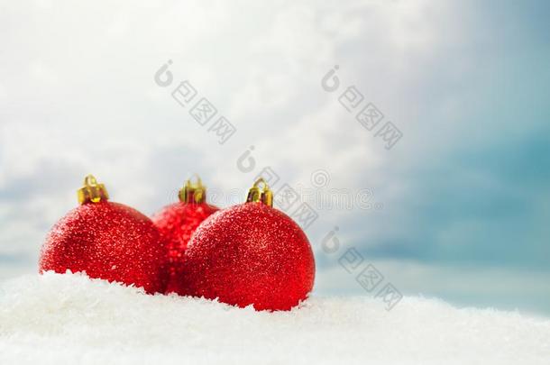 圣诞节作品.红色的小玩意向白色的雪背景ArmyGeneralandAdministrativeInstructions部队常务及
