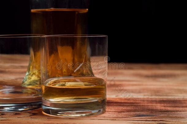 两个眼镜关于威士忌酒<strong>台</strong>紧接在后的向指已提到的人玻璃水瓶向一木制的t一