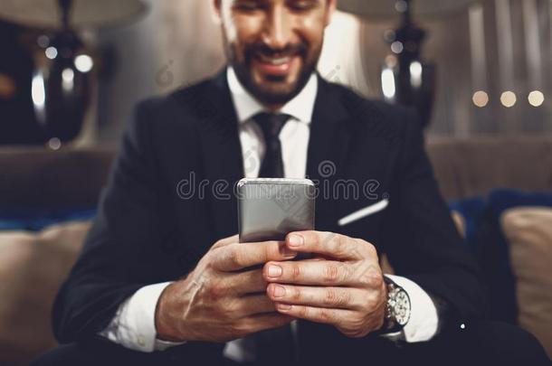 精心选择的集中关于现代的智能手机采用指已提到的人手关于smil采用g男人