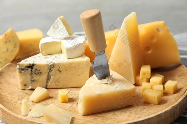 不同的类型关于美味的奶酪采用木制的盘子