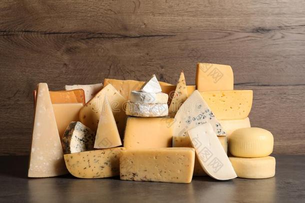 不同的类型关于美味的奶酪反对木制的背景