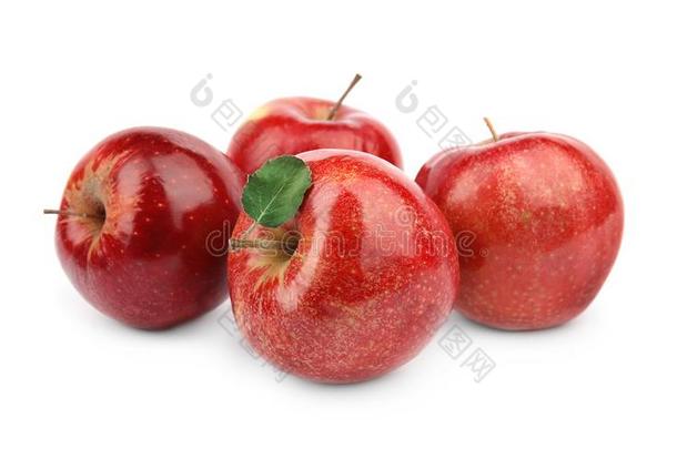 成熟的多汁的红色的苹果和叶子向白色的