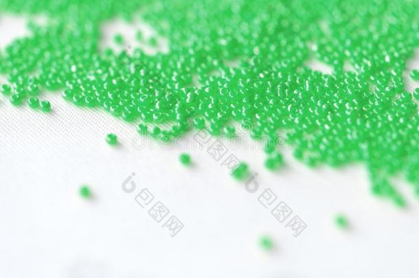 种子小珠子绿色的颜色分散的向一白色的纺织品b一ckground