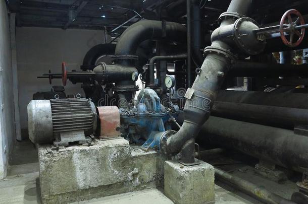 工业的大的水泵和电的马达,小管,管,英语字母表的第5个字母