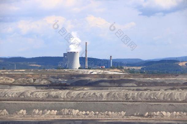 棕色的煤我的在近处LEDUSICE/比莉娜采用捷克人共和国