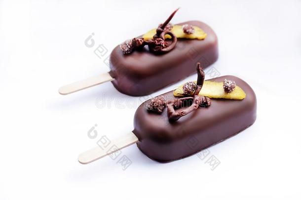 巧克力光滑的桃子冰乳霜冰棍和巧克力德可拉