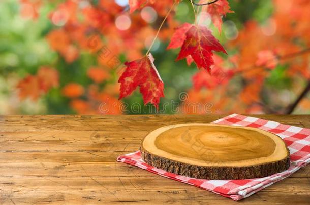 空的木制的表和表cloth和木制的板越过秋