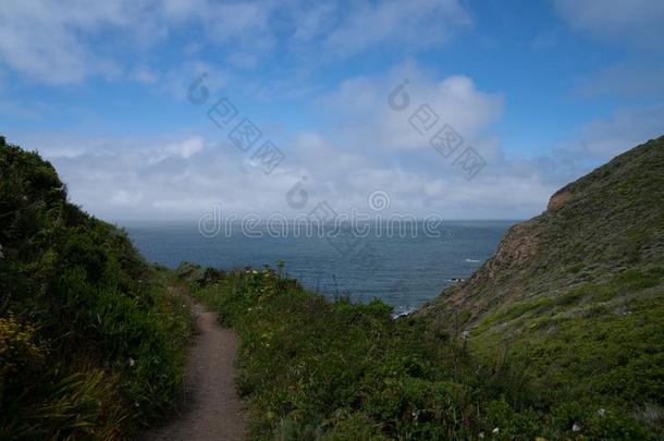 徒步旅行小路跟踪和多岩石的小海湾重要的向洋和蓝色斯基