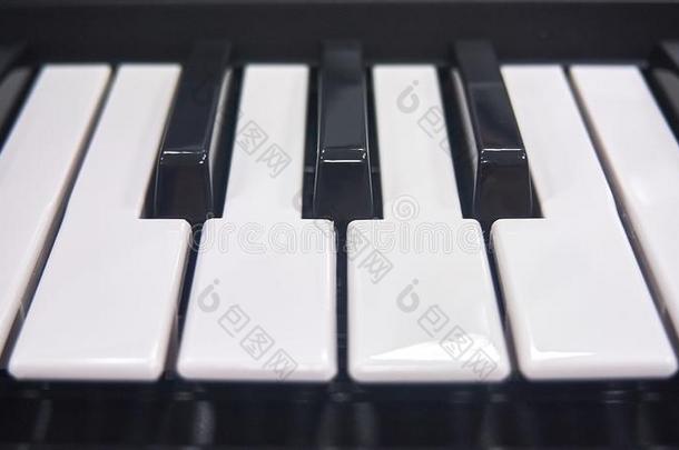 调向钢琴键盘.音乐的仪器和黑的和白色的