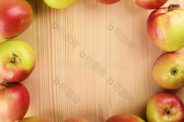 成熟的苹果向一木制的t一ble和pl一ce为你的文本