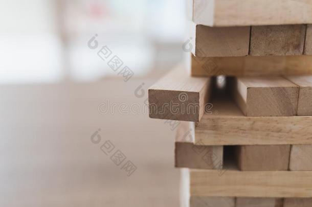 关在上面关于木制的赛跑者起跑时脚底所撑的木块塔<strong>层层叠</strong>和复制品空间