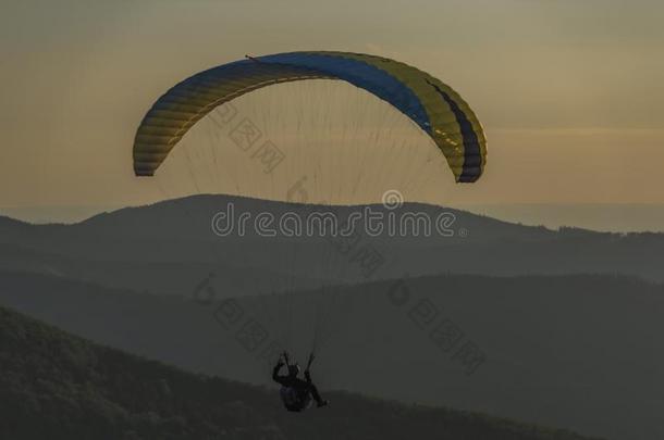滑翔伞运动从枫树小山越过十三城镇