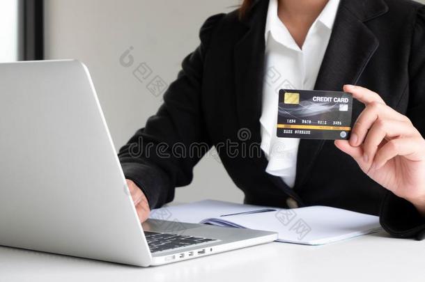 商业女人消费者开销经过信誉卡片为在线的商店