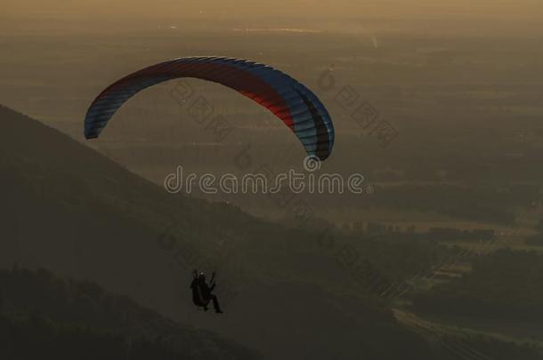 滑翔伞运动从枫树小山越过十三城镇