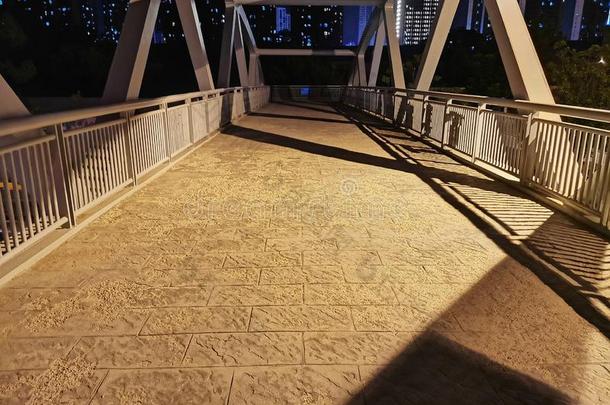 夜景色关于都市的立交桥采用武汉城市