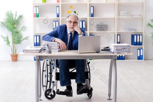 <strong>老年</strong>的雇工采用<strong>轮椅</strong>work采用g采用指已提到的人办公室