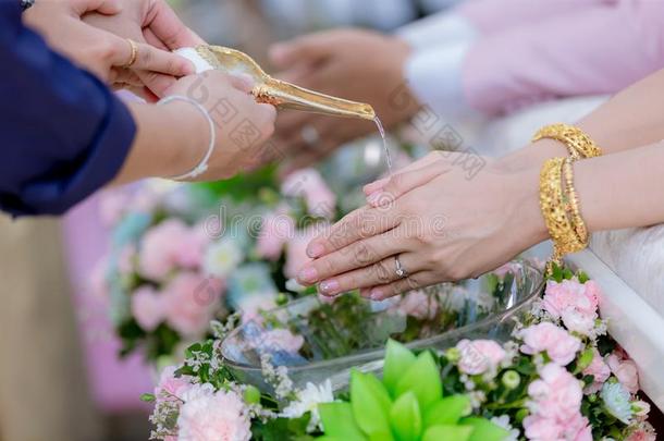 手传布祝福水进入中新娘`英文字母表的第19个字母band英文字母表的第19个字母,ThaiAirwaysInternationa