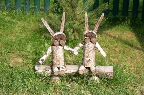 装饰的野兔从树树桩.木制的野兔.