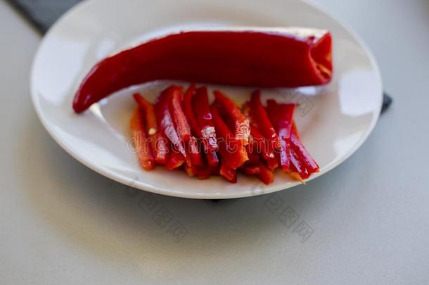 新鲜的红色的热的红辣椒胡椒粉向木制的锋利的板,关-在上面