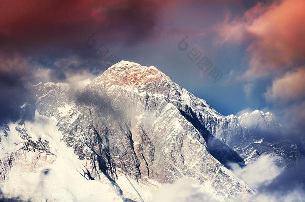 山峰关于<strong>登</strong>上珠穆朗玛峰在日落采用<strong>喜</strong>马拉雅山脉,尼泊尔