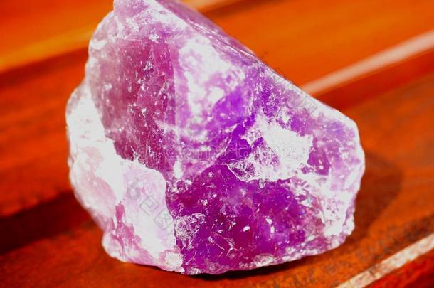 紫蓝色宝石结晶石头向指已提到的人木材