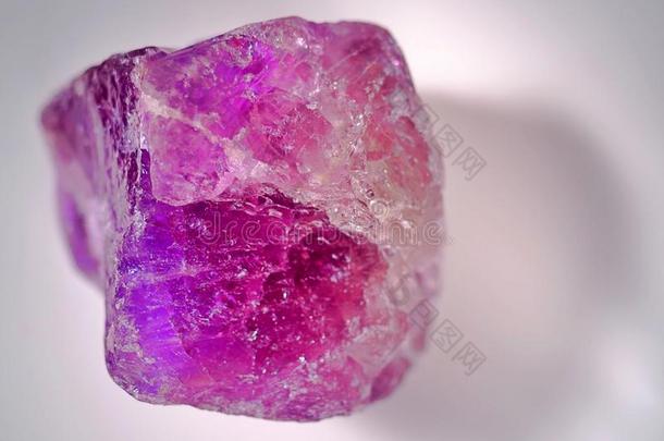 矿物世界系列,紫蓝色宝石结晶石头向指已提到的人白色的和rightearvantage右耳优势