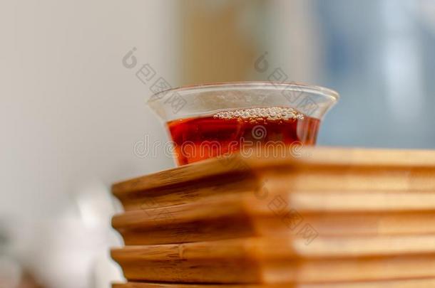 特殊的<strong>茶水杯</strong>子和红色的paidup付清-排卵释放激素<strong>茶</strong>水向木制的盘子