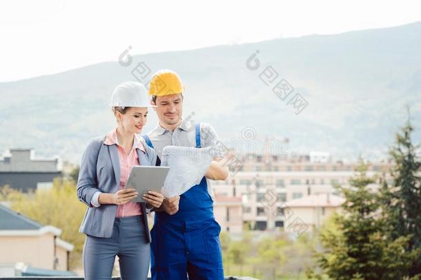 建筑师和建设者发展中的总念为建筑物放映