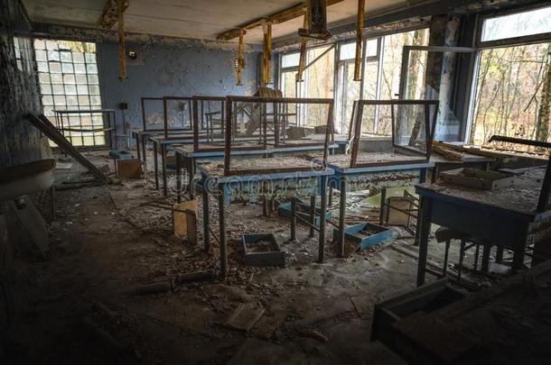 被放弃的教室采用撤退者的学校