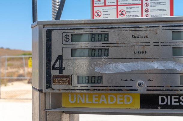 昂贵的无铅的汽油和柴油机价格在自己服务气体