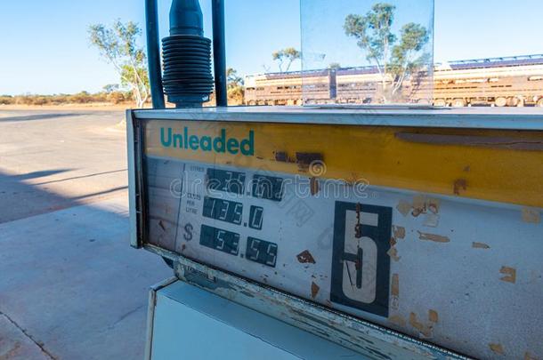 无铅的汽油ULP汽油车站低的价格关向英语字母表的第2个字母ILLA英语字母表的第2个字母