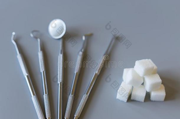牙齿的治疗观念.甜的或牙科医生选择.牙齿的工具