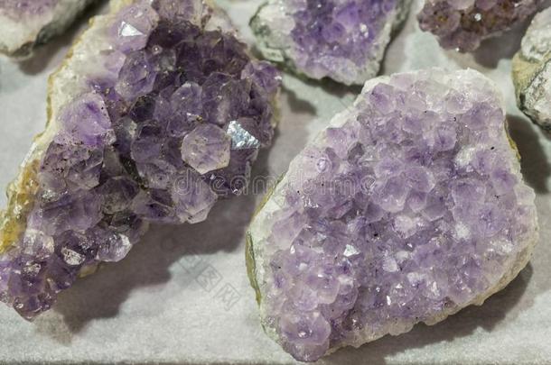 里面的关于紫晶石英晶洞.海蓝宝石自然的石英蓝色