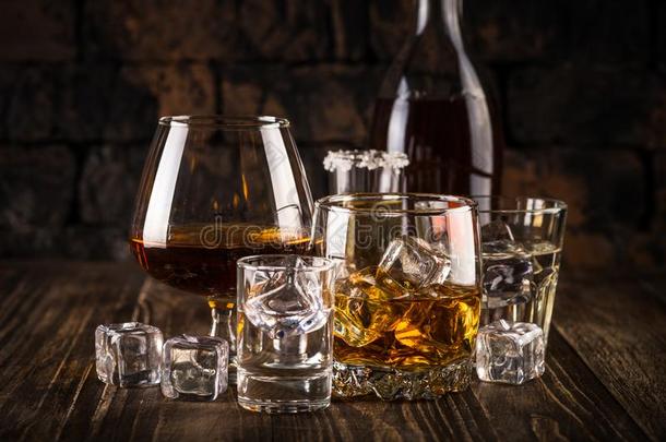 强的乙醇饮料-威士忌酒,白兰地酒的一种,伏特加酒,朗姆酒,蒸馏酒.