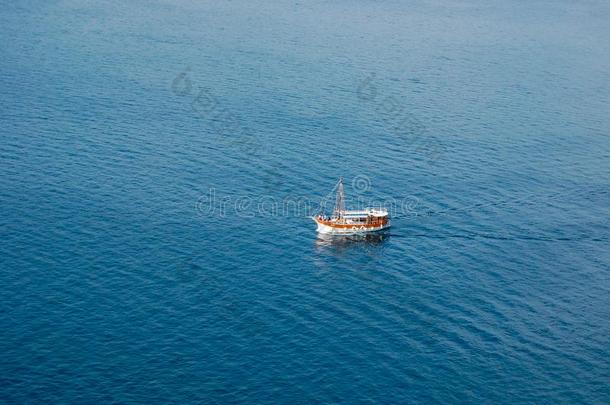 白色的小船活动的向蓝色安静的海从在上面