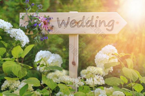 婚礼典礼木制的符号和一花束关于碧海情缘向一