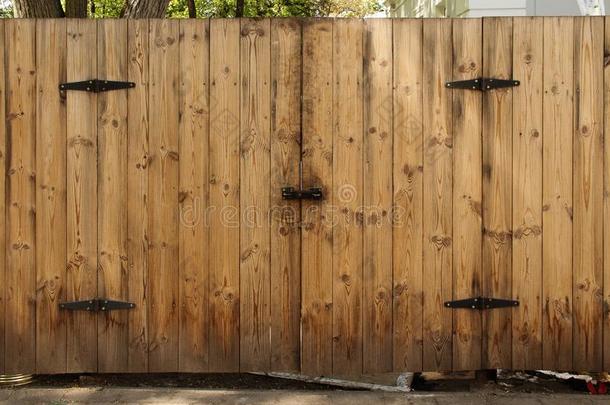 木制的木板栅栏和关闭着的门门和黑的铁器详细资料
