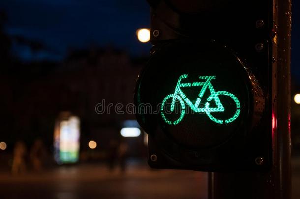 夜自行车<strong>交通信号</strong>,绿色的光