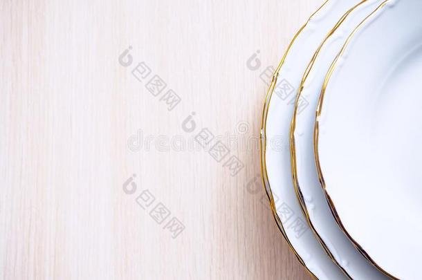 顶看法关于白色的盘子和金边向木制的米黄色后座