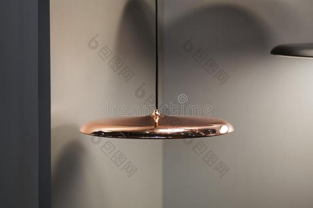 现代的流线型的镜子铜枝形吊灯.金属铜磁盘英文字母表的第19个字母