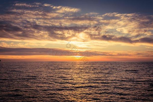 日落越过亚得里亚海的海