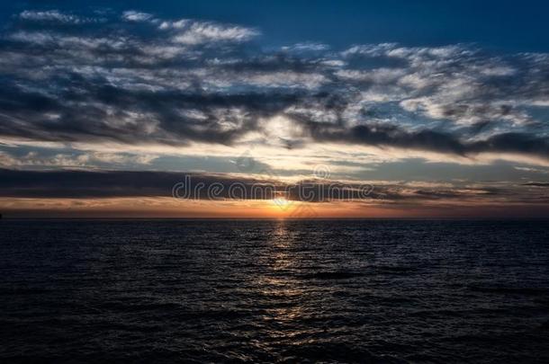 日落越过亚得里亚海的海
